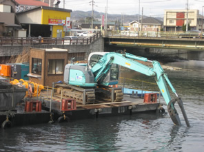 河川浚渫(組立台船)